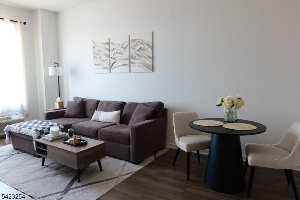 1 Carriage City Plz 1710, Rahway City, NJ 07065