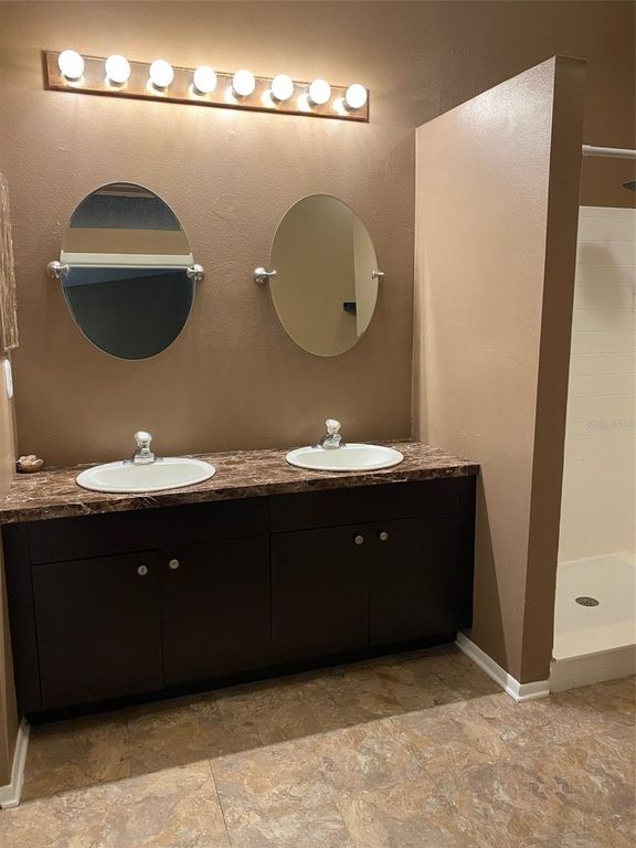 Image 15 of property listing at 12522 CASTLE HILL DRIVE, Tampa, FL 33624