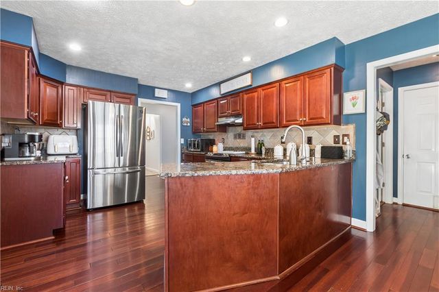 7534 Tyndall DR, Gloucester Point, VA 23062