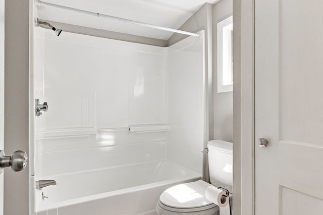 174,5 Lakeview Ave, Taunton, MA 02780