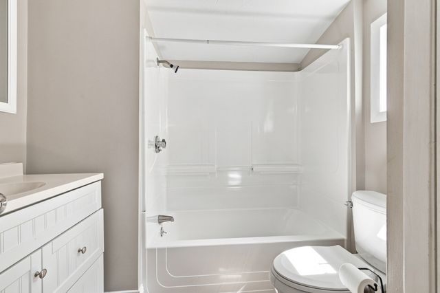 174,5 Lakeview Ave, Taunton, MA 02780