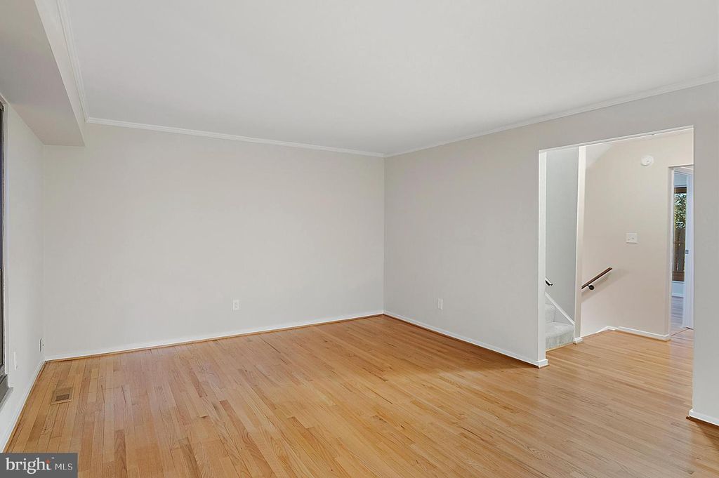 Image 11 of property listing at 5678 THICKET LN, Columbia, MD 21044