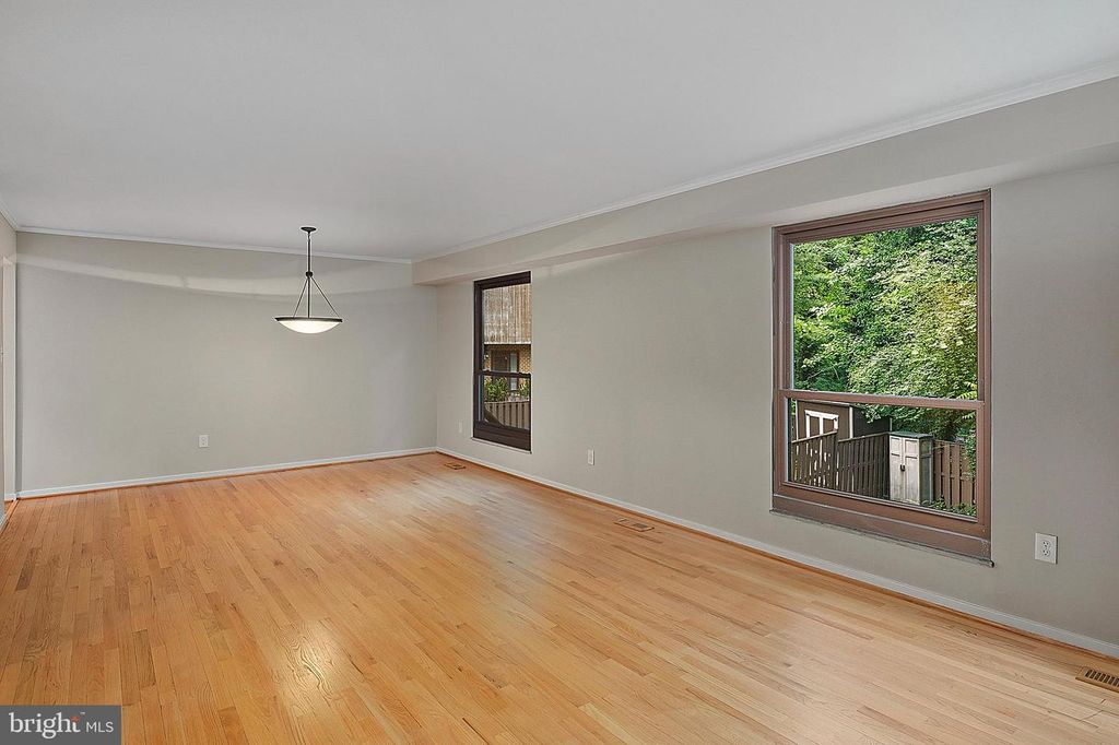 Image 12 of property listing at 5678 THICKET LN, Columbia, MD 21044
