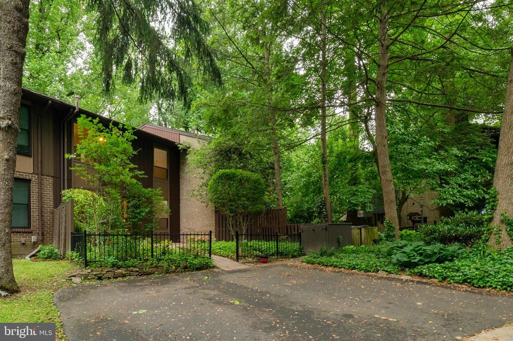 Image 2 of property listing at 5678 THICKET LN, Columbia, MD 21044