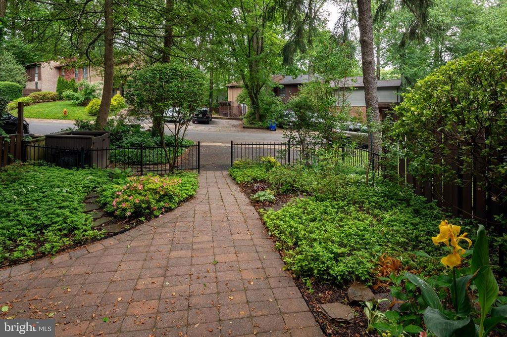 Image 3 of property listing at 5678 THICKET LN, Columbia, MD 21044