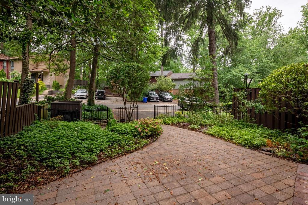 Image 4 of property listing at 5678 THICKET LN, Columbia, MD 21044