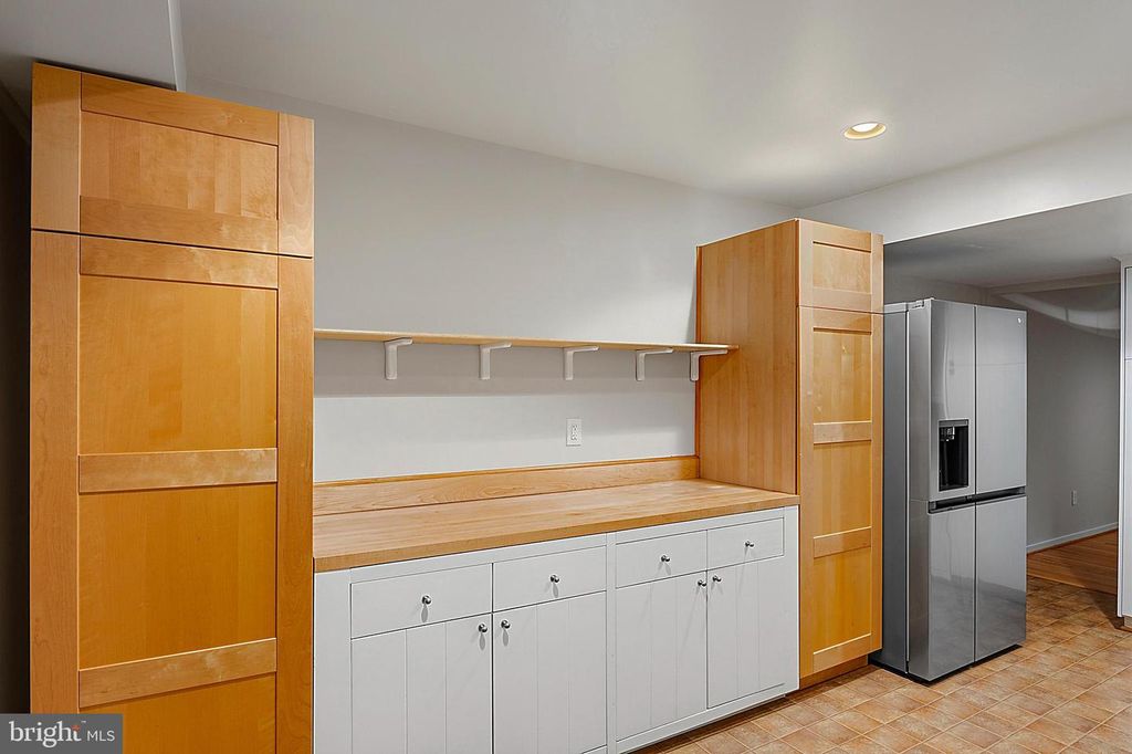 Image 8 of property listing at 5678 THICKET LN, Columbia, MD 21044