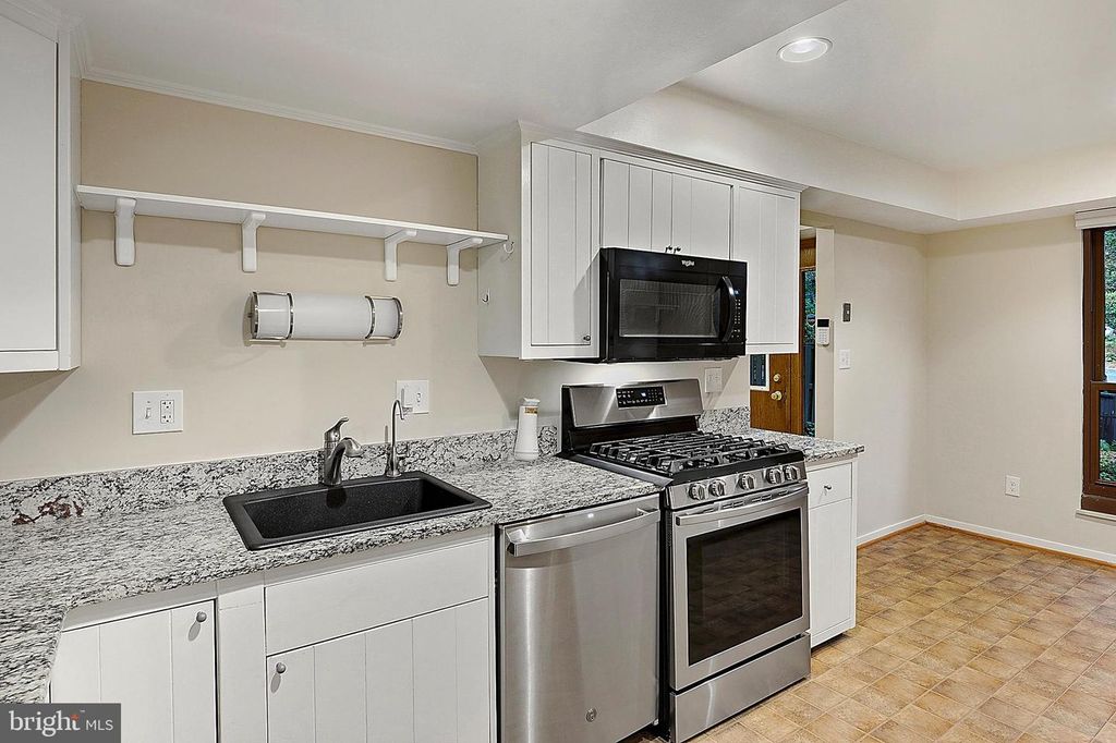 Image 9 of property listing at 5678 THICKET LN, Columbia, MD 21044