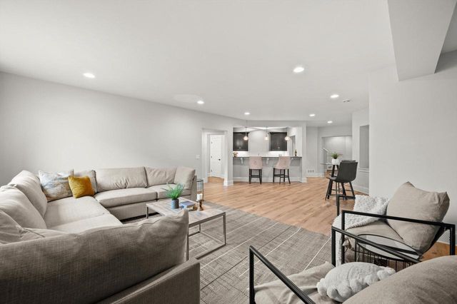 W248N2151 Kettle Cove COURT, Pewaukee, WI 53072