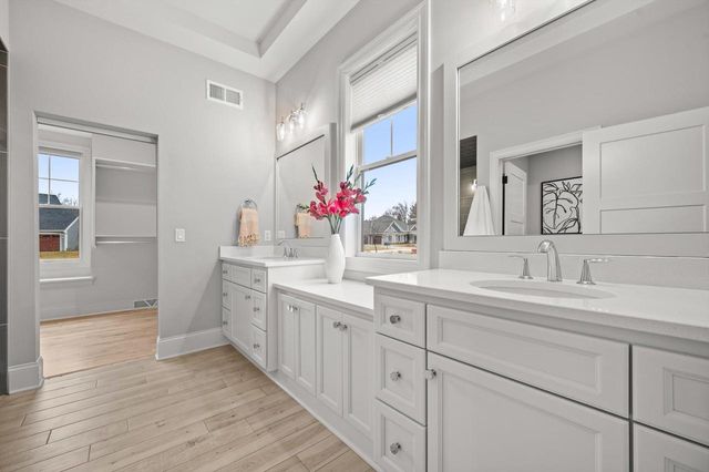 W248N2151 Kettle Cove COURT, Pewaukee, WI 53072