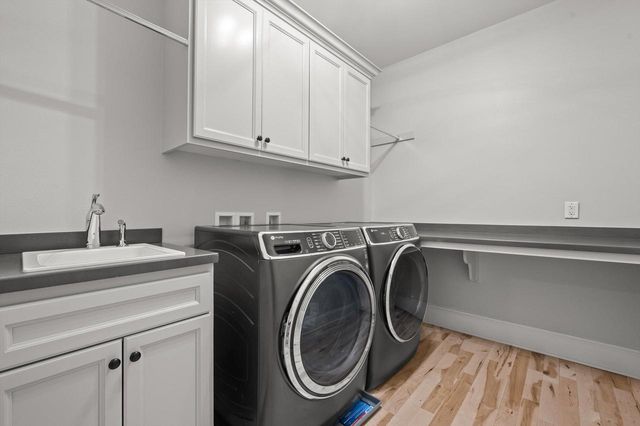 W248N2151 Kettle Cove COURT, Pewaukee, WI 53072