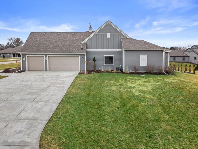 W248N2151 Kettle Cove COURT, Pewaukee, WI 53072