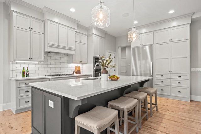 W248N2151 Kettle Cove COURT, Pewaukee, WI 53072