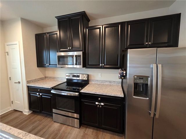 245 Goldenstar LN, Portsmouth, VA 23701