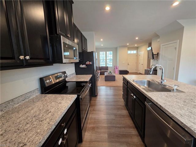 245 Goldenstar LN, Portsmouth, VA 23701