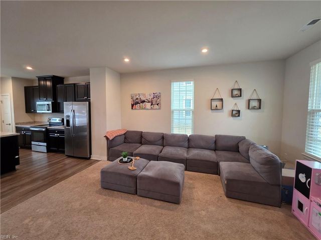 245 Goldenstar LN, Portsmouth, VA 23701