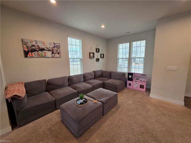 245 Goldenstar LN, Portsmouth, VA 23701