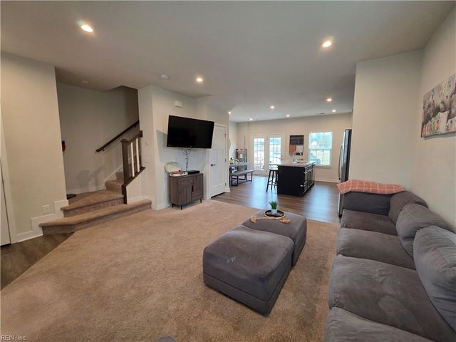 245 Goldenstar LN, Portsmouth, VA 23701