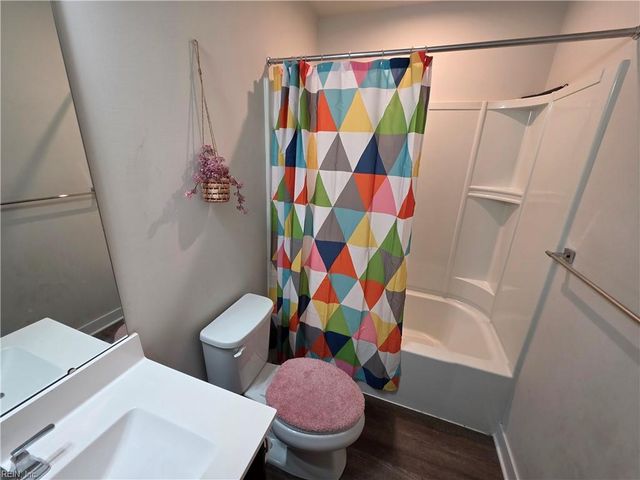 245 Goldenstar LN, Portsmouth, VA 23701