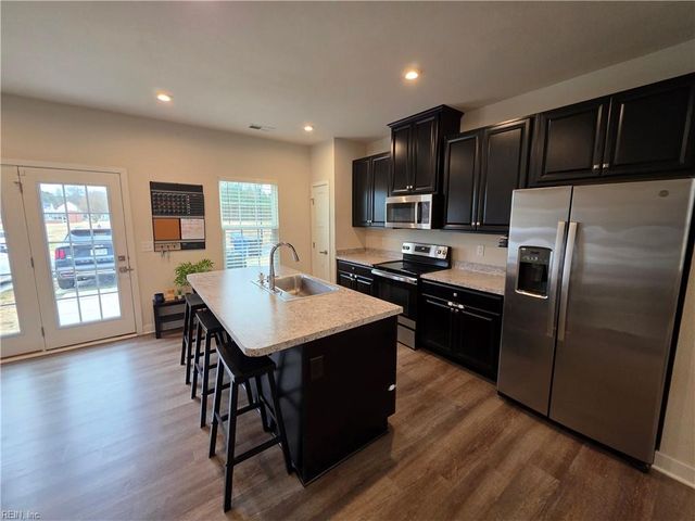 245 Goldenstar LN, Portsmouth, VA 23701