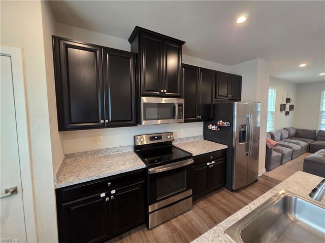 245 Goldenstar LN, Portsmouth, VA 23701