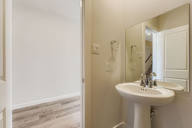 306 Amberville Drive, Red Oak, TX 75154