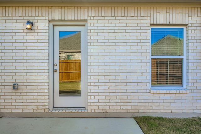 306 Amberville Drive, Red Oak, TX 75154