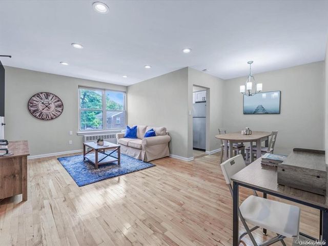 56 Edwards Street 2B, Roslyn Heights, NY 11577