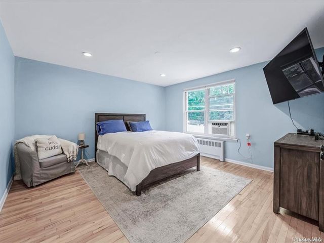 56 Edwards Street 2B, Roslyn Heights, NY 11577