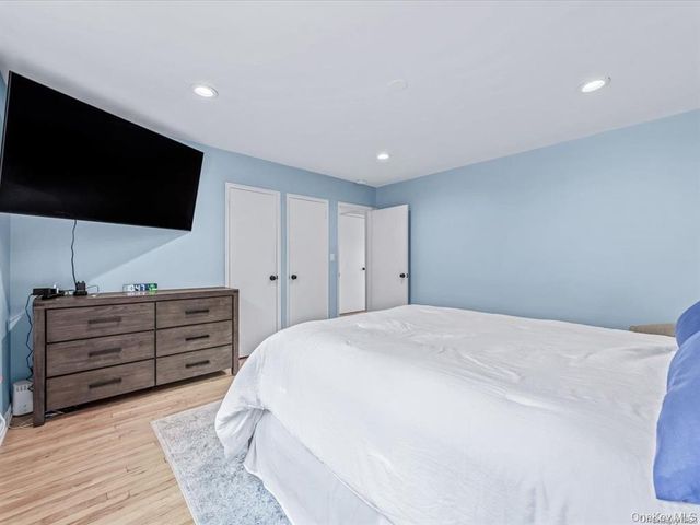 56 Edwards Street 2B, Roslyn Heights, NY 11577