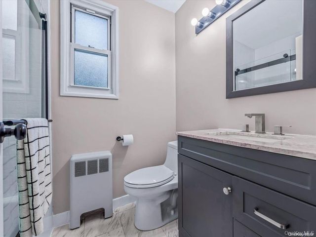 56 Edwards Street 2B, Roslyn Heights, NY 11577