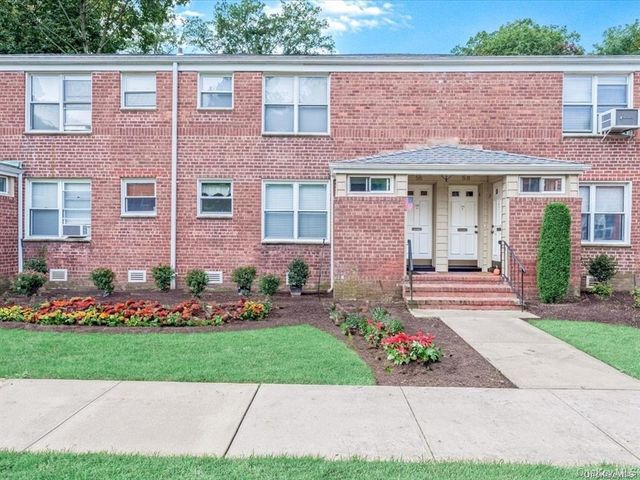 56 Edwards Street 2B, Roslyn Heights, NY 11577