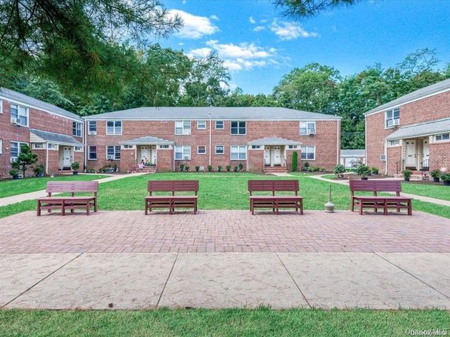 56 Edwards Street 2B, Roslyn Heights, NY 11577