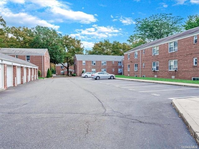 56 Edwards Street 2B, Roslyn Heights, NY 11577
