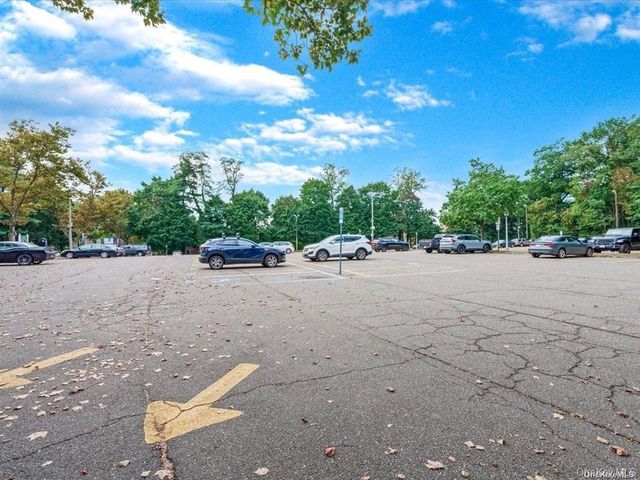 56 Edwards Street 2B, Roslyn Heights, NY 11577