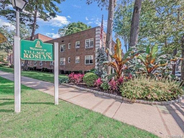 56 Edwards Street 2B, Roslyn Heights, NY 11577