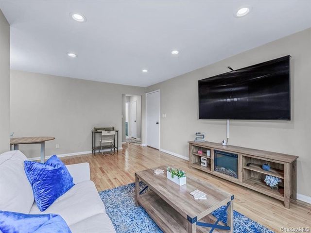 56 Edwards Street 2B, Roslyn Heights, NY 11577