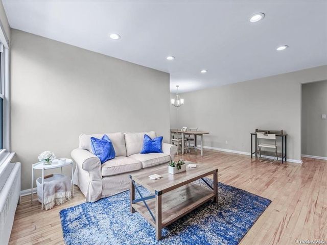 56 Edwards Street 2B, Roslyn Heights, NY 11577