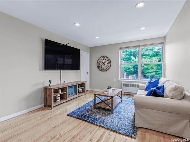 56 Edwards Street 2B, Roslyn Heights, NY 11577