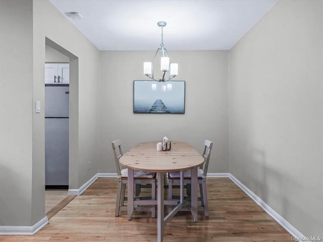 56 Edwards Street 2B, Roslyn Heights, NY 11577