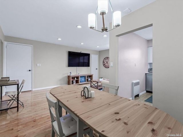 56 Edwards Street 2B, Roslyn Heights, NY 11577