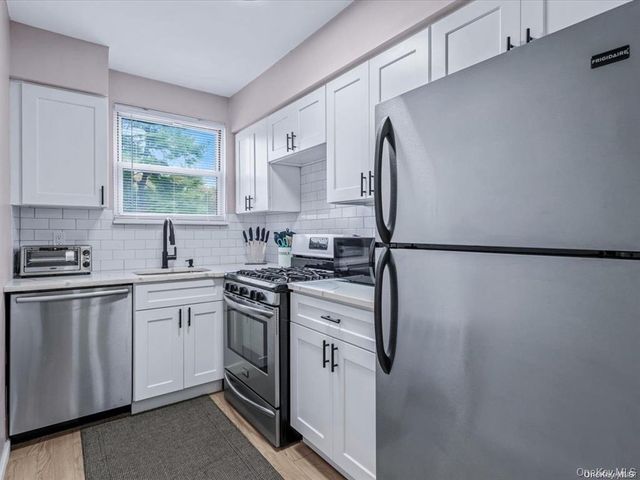 56 Edwards Street 2B, Roslyn Heights, NY 11577