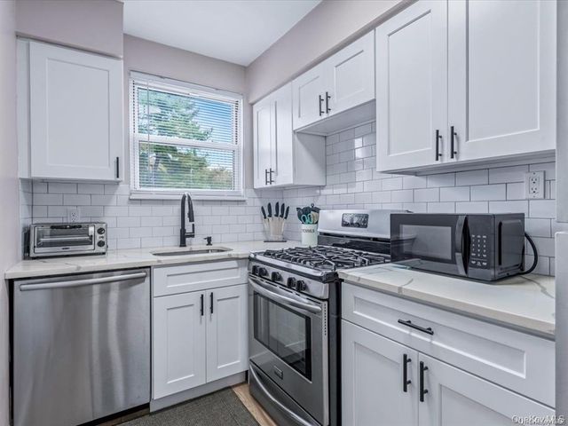 56 Edwards Street 2B, Roslyn Heights, NY 11577