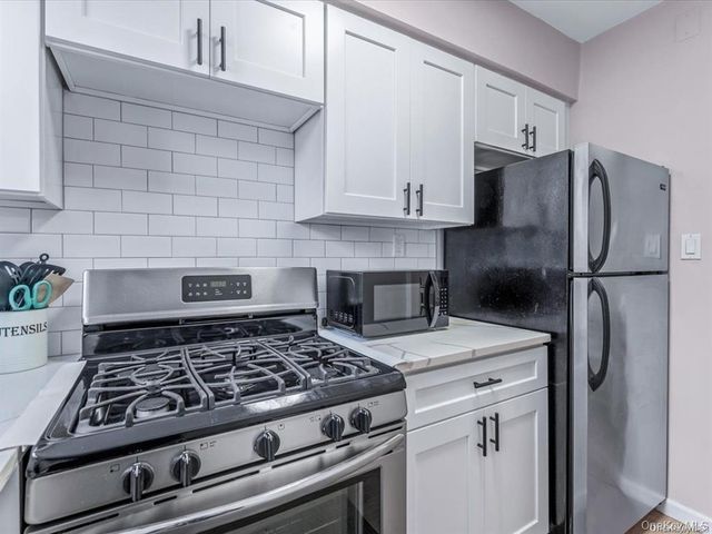 56 Edwards Street 2B, Roslyn Heights, NY 11577