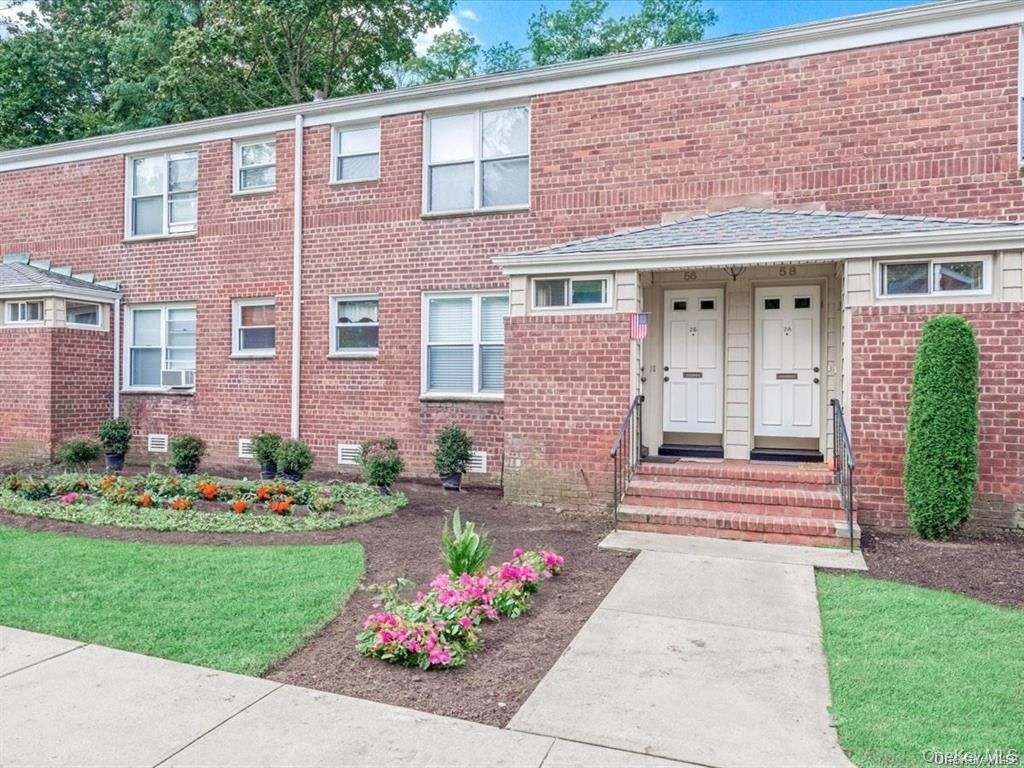 56 Edwards Street 2B, Roslyn Heights, NY 11577