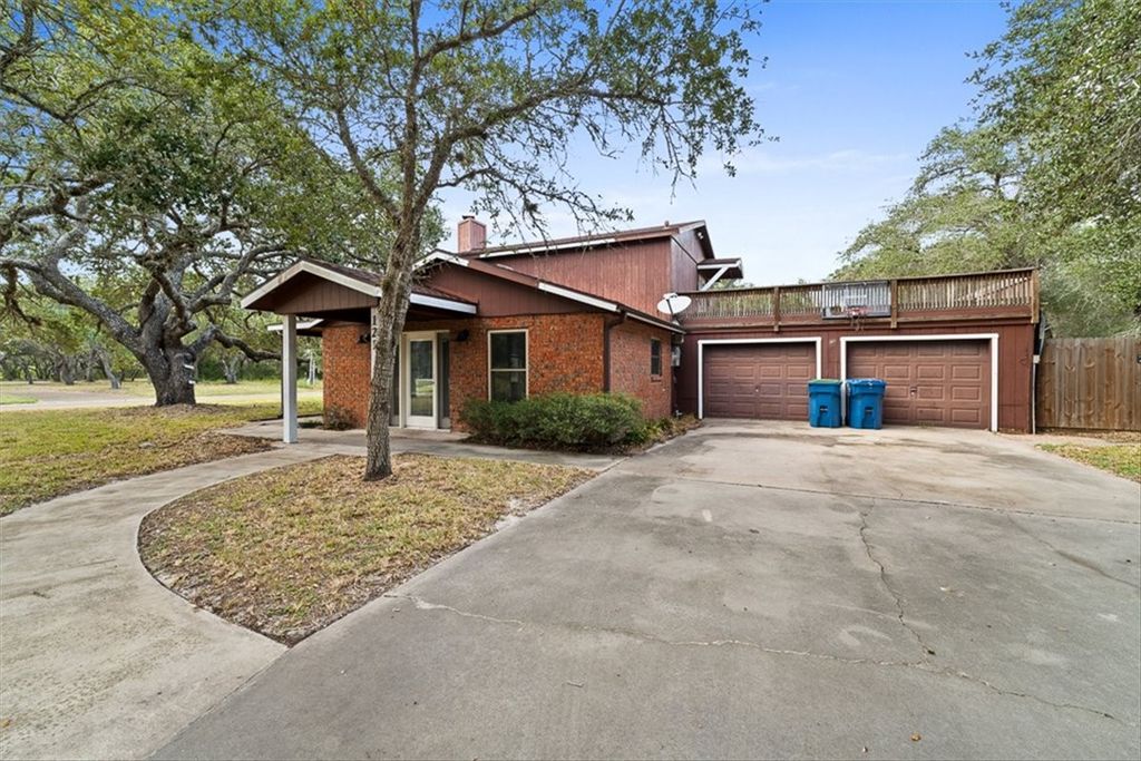 121 NORTH SIERRA WOODS Dr, Rockport, TX 78382 — exterior