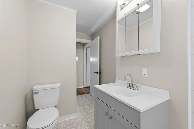 8 Shawondassee Drive, Timberlake, OH 44095