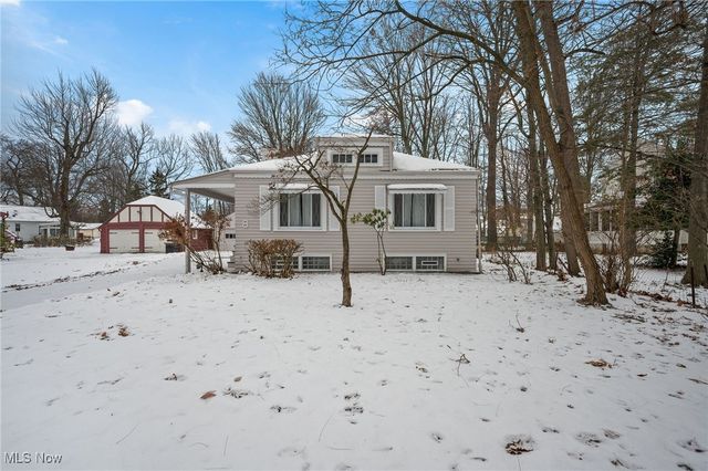 8 Shawondassee Drive, Timberlake, OH 44095