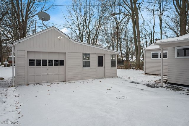 8 Shawondassee Drive, Timberlake, OH 44095