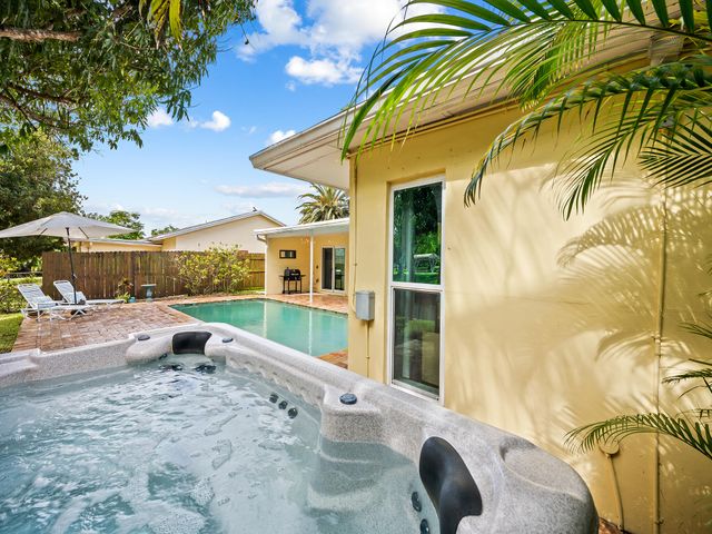1320 SW 55th Avenue, Plantation, FL 33317